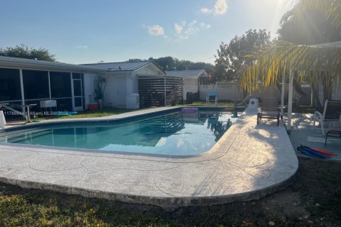 House in Hollywood, Florida 5 bedrooms, 239.59 sq.m. № 1643511 - photo 17