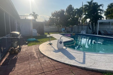 House in Hollywood, Florida 5 bedrooms, 239.59 sq.m. № 1643511 - photo 14