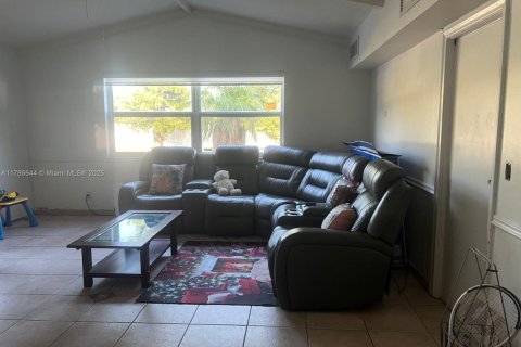 House in Hollywood, Florida 5 bedrooms, 239.59 sq.m. № 1643511 - photo 5
