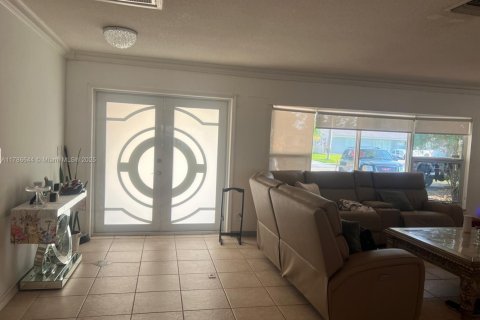 House in Hollywood, Florida 5 bedrooms, 239.59 sq.m. № 1643511 - photo 3