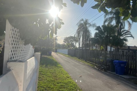 House in Hollywood, Florida 5 bedrooms, 239.59 sq.m. № 1643511 - photo 27