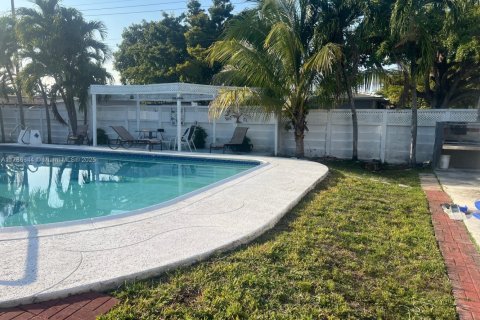 House in Hollywood, Florida 5 bedrooms, 239.59 sq.m. № 1643511 - photo 13