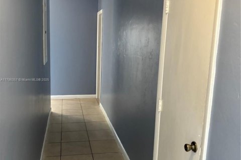 Commercial property in Fort Lauderdale, Florida 237.27 sq.m. № 1701467 - photo 12