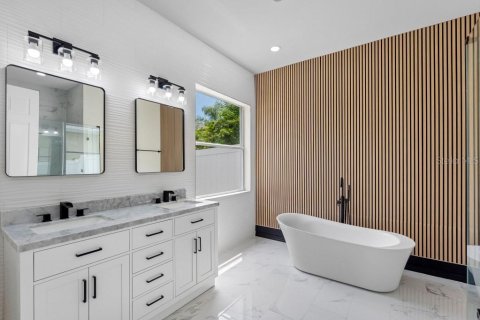 House in Sarasota, Florida 5 bedrooms, 309.27 sq.m. № 1884539 - photo 25