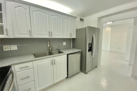 Снять в аренду кондоминиум в Санни-Айлс-Бич, Флорида 1 спальня, 66.89м2, № 1693431 - фото 1