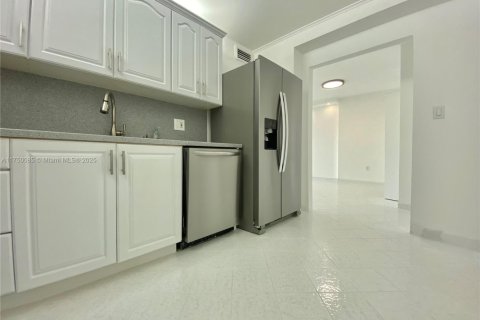 Снять в аренду кондоминиум в Санни-Айлс-Бич, Флорида 1 спальня, 66.89м2, № 1693431 - фото 2