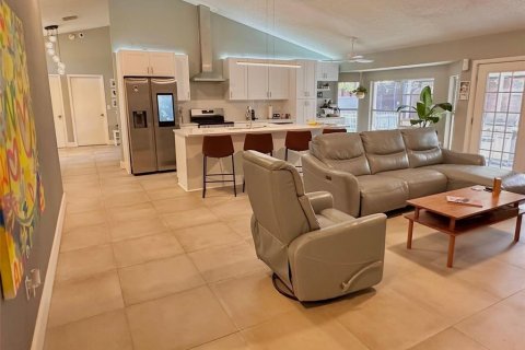 Casa en venta en Orlando, Florida, 4 dormitorios, 192.31 m2 № 2143349 - foto 2