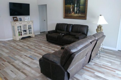 House in Cape Coral, Florida 3 bedrooms, 136.47 sq.m. № 1119043 - photo 1