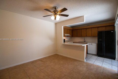 Touwnhouse à louer à Palm Springs, Floride: 2 chambres, 114.46 m2 № 2028605 - photo 3