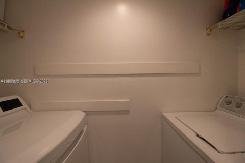 Touwnhouse à louer à Palm Springs, Floride: 2 chambres, 114.46 m2 № 2028605 - photo 5