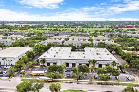 Commercial property in Lauderhill, Florida № 2244629 - photo 8