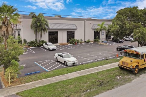Commercial property in Lauderhill, Florida № 2244629 - photo 10