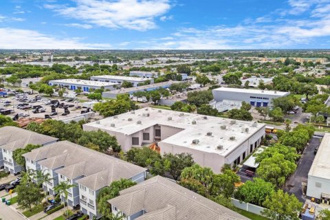 Commercial property in Lauderhill, Florida № 2244629 - photo 5