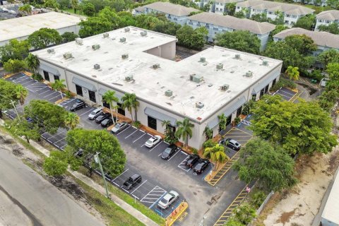 Commercial property in Lauderhill, Florida № 2244629