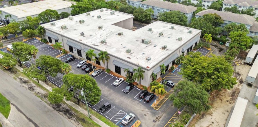 Commercial property in Lauderhill, Florida № 2244629