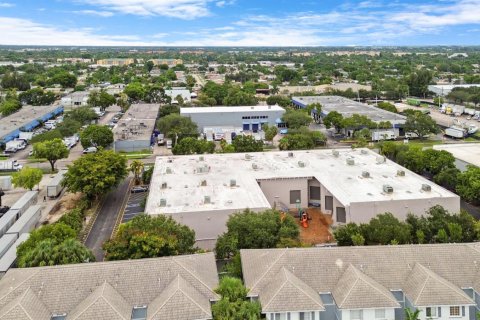 Commercial property in Lauderhill, Florida № 2244629 - photo 4