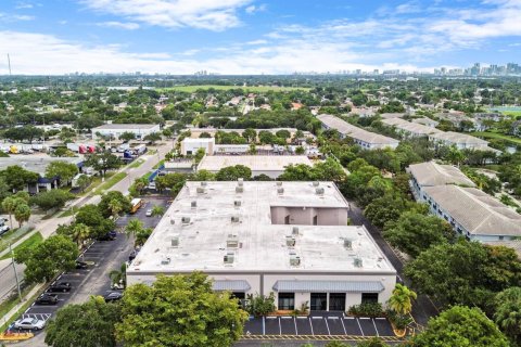 Commercial property in Lauderhill, Florida № 2244629 - photo 2