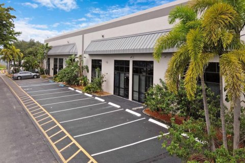 Commercial property in Lauderhill, Florida № 2244629 - photo 13
