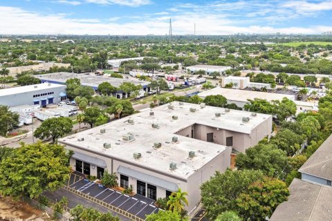 Commercial property in Lauderhill, Florida № 2244629 - photo 3
