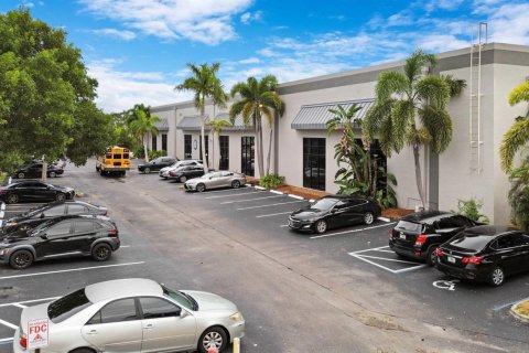Commercial property in Lauderhill, Florida № 2244629 - photo 14