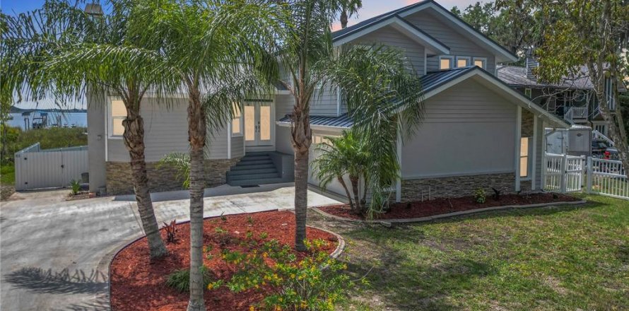 House in Crystal River, Florida 3 bedrooms, 185.53 sq.m. № 1717298