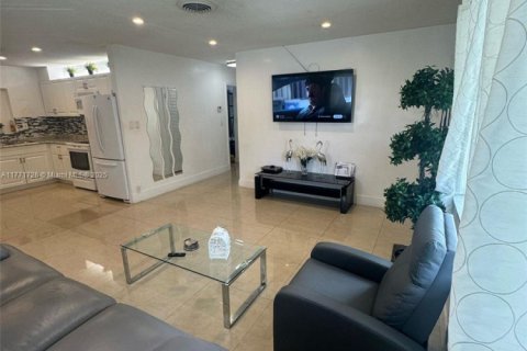 House in Tamarac, Florida 2 bedrooms, 93.65 sq.m. № 1863976 - photo 2