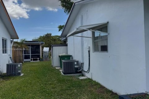 House in Tamarac, Florida 2 bedrooms, 93.65 sq.m. № 1863976 - photo 15