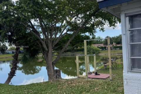 House in Tamarac, Florida 2 bedrooms, 93.65 sq.m. № 1863976 - photo 11
