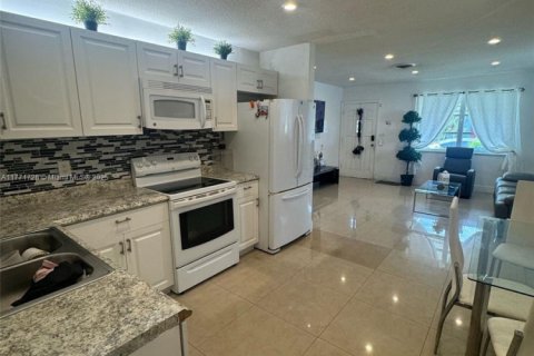 House in Tamarac, Florida 2 bedrooms, 93.65 sq.m. № 1863976 - photo 4
