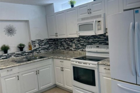 House in Tamarac, Florida 2 bedrooms, 93.65 sq.m. № 1863976 - photo 5