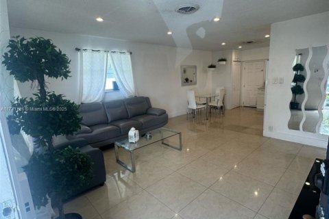 House in Tamarac, Florida 2 bedrooms, 93.65 sq.m. № 1863976 - photo 10