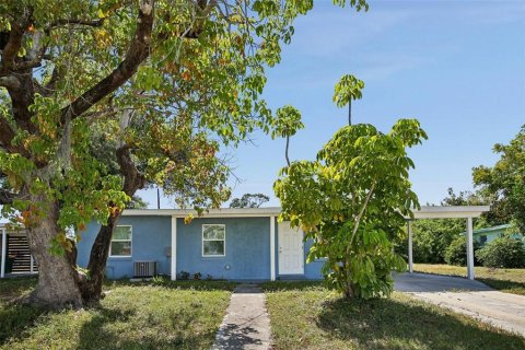 Villa ou maison à vendre à Port Charlotte, Floride: 2 chambres, 68.28 m2 № 2149228 - photo 2