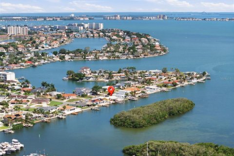 House in Saint Petersburg, Florida 2 bedrooms, 153.57 sq.m. № 2147786 - photo 12