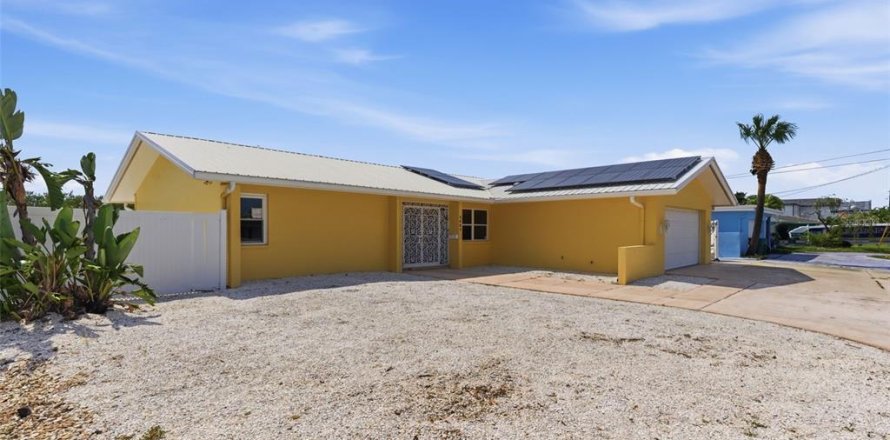 House in Saint Petersburg, Florida 2 bedrooms, 153.57 sq.m. № 2147786