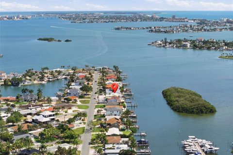 House in Saint Petersburg, Florida 2 bedrooms, 153.57 sq.m. № 2147786 - photo 13