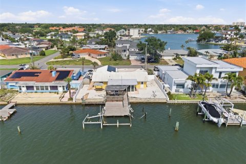House in Saint Petersburg, Florida 2 bedrooms, 153.57 sq.m. № 2147786 - photo 8