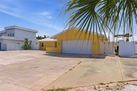 House in Saint Petersburg, Florida 2 bedrooms, 153.57 sq.m. № 2147786 - photo 3