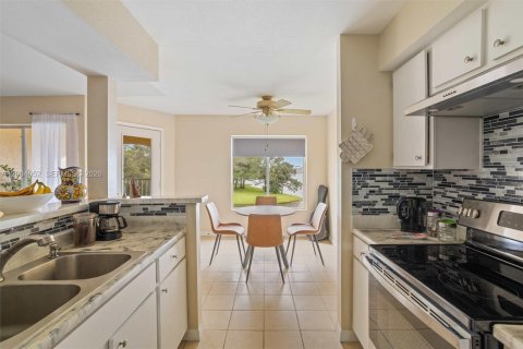 Condo in Oakland Park, Florida, 2 bedrooms  № 2068381 - photo 14