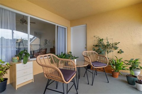 Condo in Oakland Park, Florida, 2 bedrooms  № 2068381 - photo 25