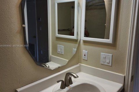 Condo in Oakland Park, Florida, 2 bedrooms  № 2068381 - photo 17