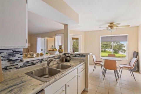 Condo in Oakland Park, Florida, 2 bedrooms  № 2068381 - photo 13