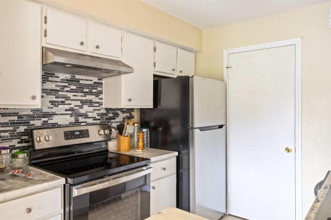 Condo in Oakland Park, Florida, 2 bedrooms  № 2068381 - photo 12