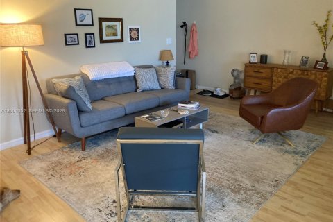 Condo in Oakland Park, Florida, 2 bedrooms  № 2068381 - photo 2