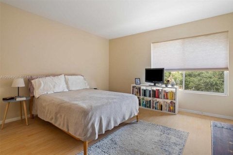 Condo in Oakland Park, Florida, 2 bedrooms  № 2068381 - photo 15