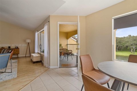 Condo in Oakland Park, Florida, 2 bedrooms  № 2068381 - photo 10