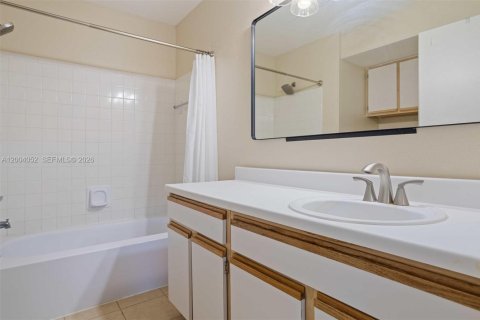 Condo in Oakland Park, Florida, 2 bedrooms  № 2068381 - photo 18