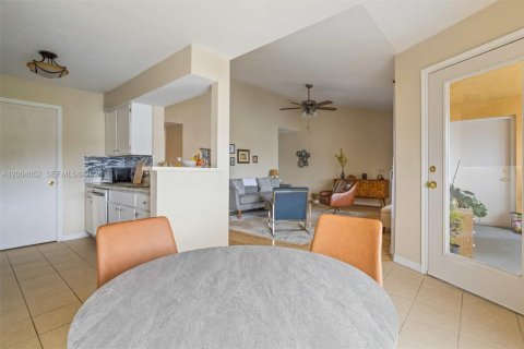 Condo in Oakland Park, Florida, 2 bedrooms  № 2068381 - photo 9