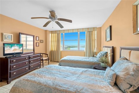 Condo in Miami, Florida, 2 bedrooms  № 1993263 - photo 19