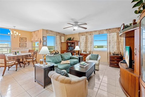 Condo in Miami, Florida, 2 bedrooms  № 1993263 - photo 1