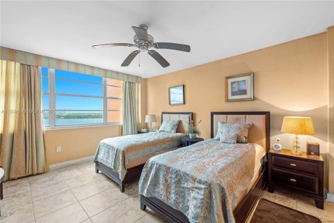 Condo in Miami, Florida, 2 bedrooms  № 1993263 - photo 18